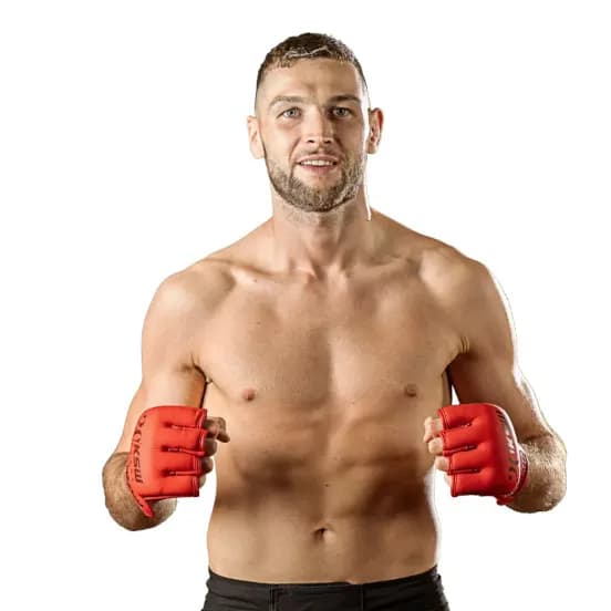 Michał Guzik — zdjęcie portretowe w rękawicach MMA